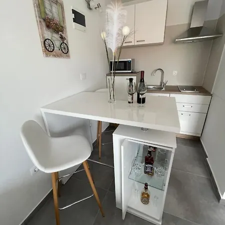 Milena Sweet Apartment-with A Pool Τρογκίρ